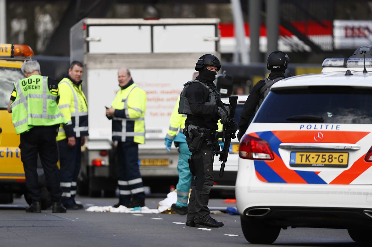 Lövöldözés egy utrechti villamoson: három ember meghalt, az elkövető szökésben