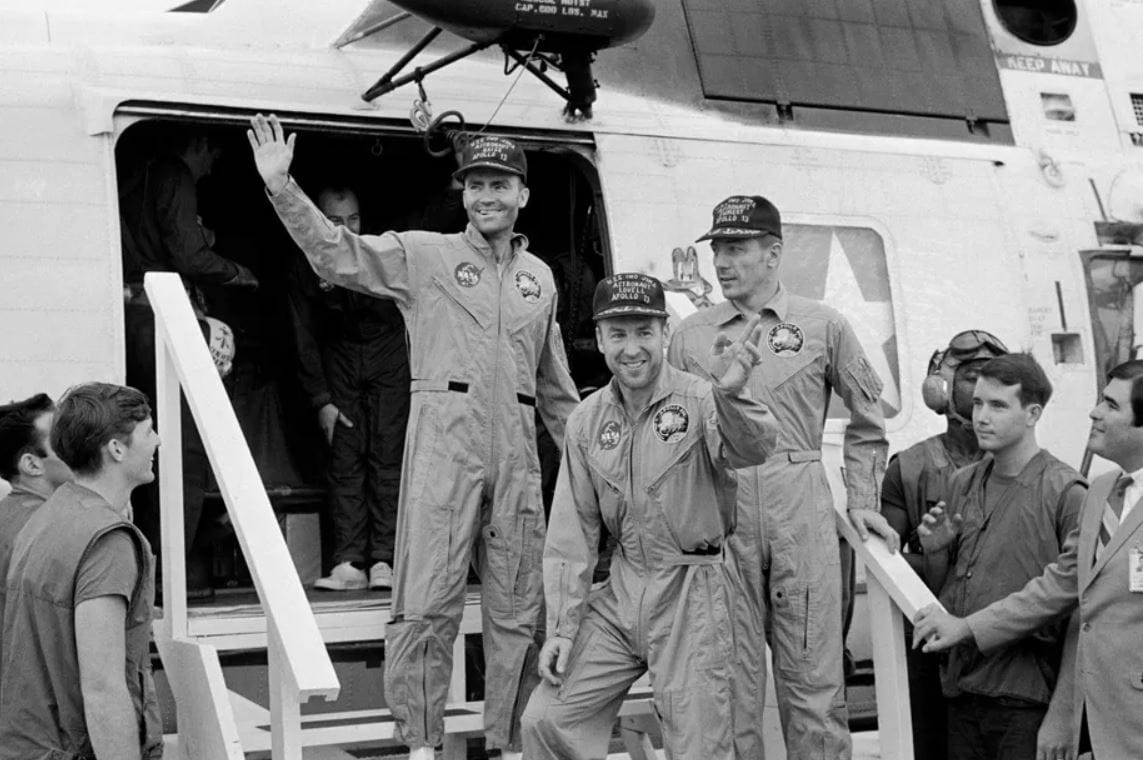 Meghalt az Apollo-13 legénységét megmentő űrhajós