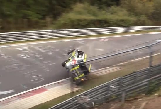 Durván korlátnak csattant egy bérelt Suzuki Swift a Nürburgringen – videó