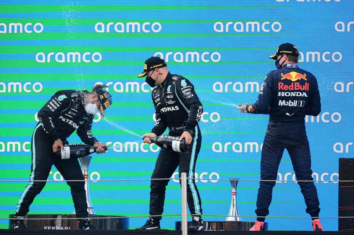 Hiába hajtott Verstappen, Hamilton nyerte a Spanyol Nagydíjat