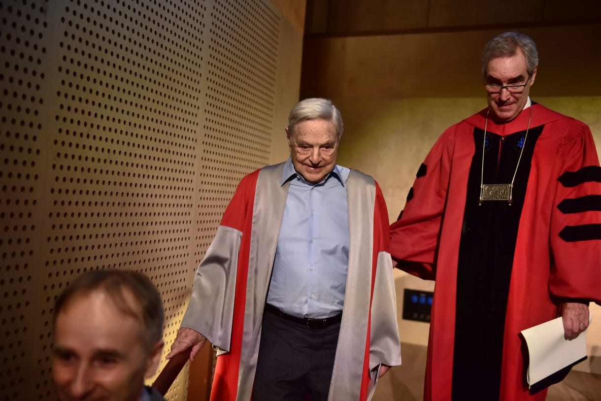 A rektor átadja Soros üzenetét: soha nem hagyják el Budapestet