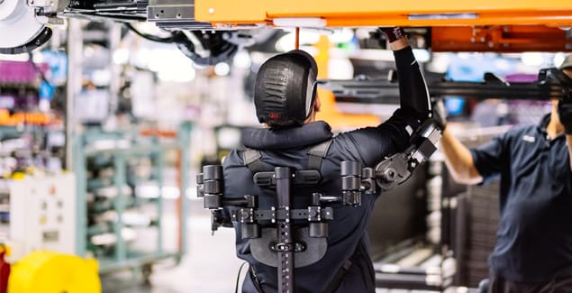 Robotemberekkel kísérletezik a BMW
