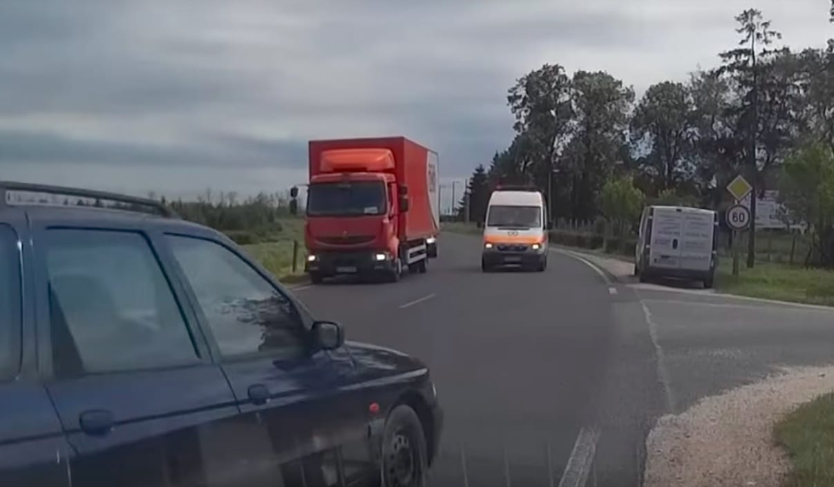 Videó: életveszélyes manővert hajtott végre a sofőr a mentőautóval szemben Szombathely felé
