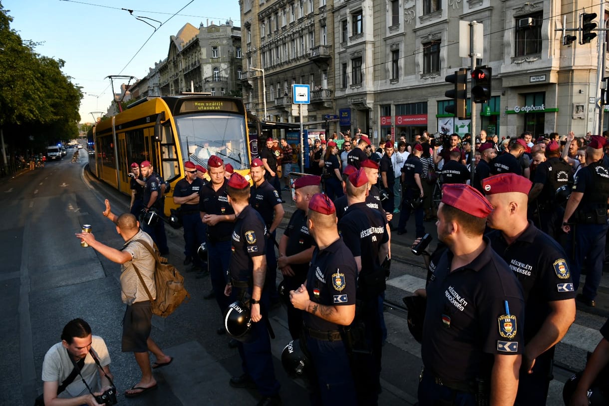 Feljelentettek egy tüntetőt hivatalos személy elleni erőszak miatt