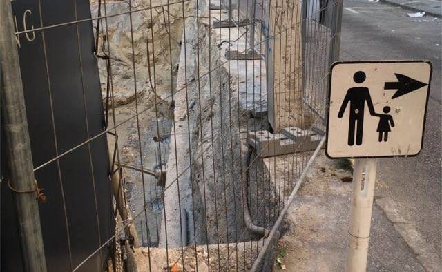 Életveszélyes gödör miatt aggódnak a bulinegyed közepén – fotók