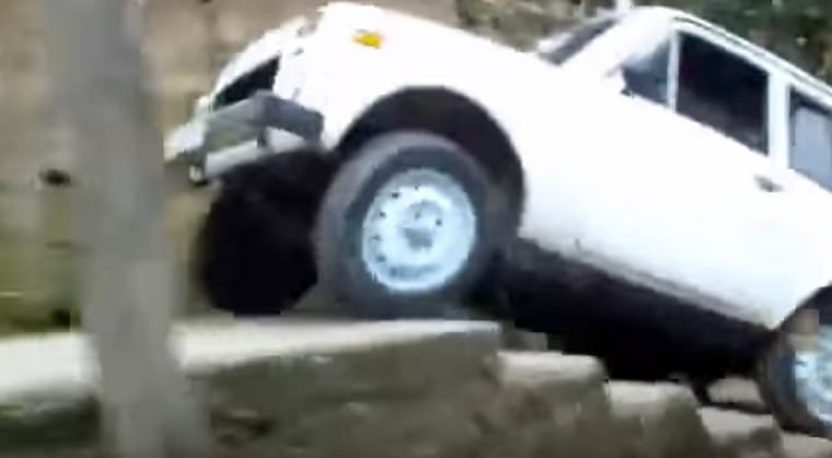 Egy kis lépcsőzéssel nem lehet zavarba hozni a Lada Nivát - videó