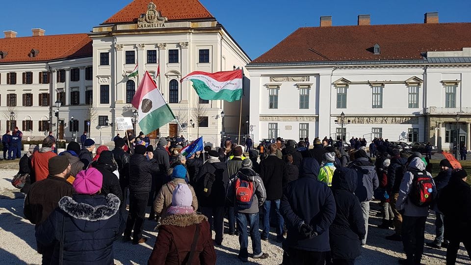 Kis létszámú tüntetéssel köszöntötték Orbán Viktort a Várba költözés alkalmából
