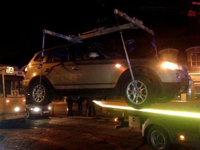 Fotó: BMW-terepjárókat szállított el a villamos útjából a BKK