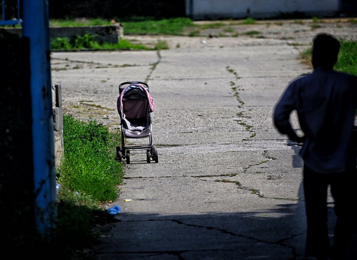 „Azt mondták, amint a kerítésen kívül vagyunk, elveszik a gyerekeinket” –  utcára tehetnek négy kárpátaljai menekült családot Tatán