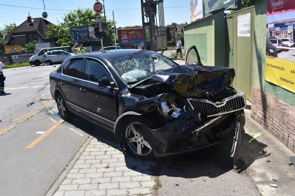 Álrendőrök foszthattak ki idős embereket Budapesten, majd menekülés közben balesetet okoztak