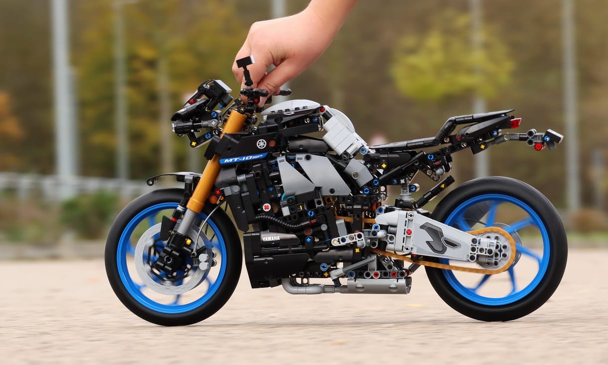 Szupermenő motor lehet a nappalink dísze: megépítettük a Lego első Yamaha szettjét
