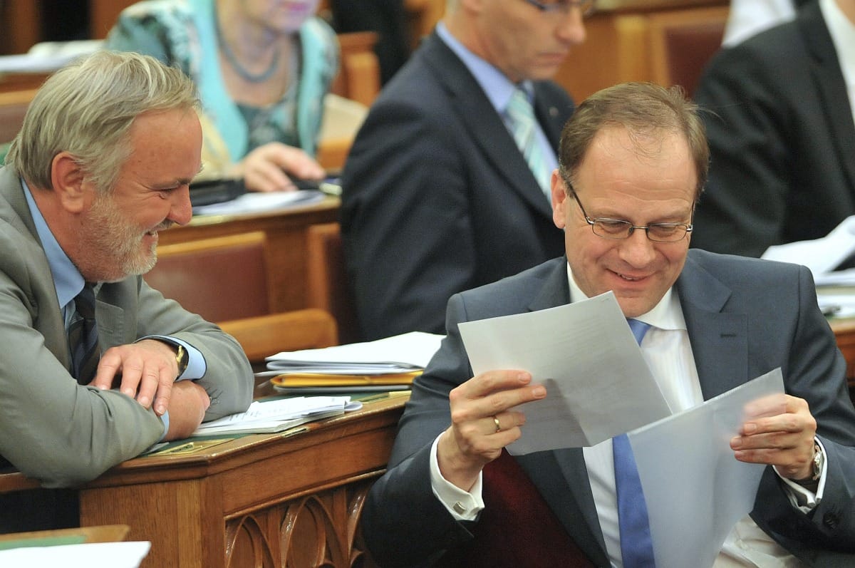 Járások Budapesten: Navracsics beadta a derekát