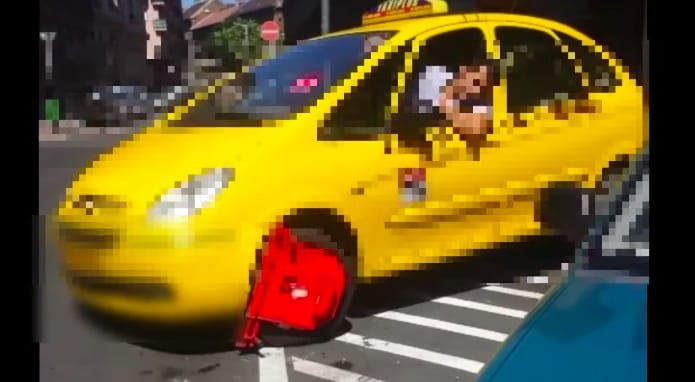 Kerékbilincset kapott a budapesti taxis, de el akart tűnni a helyszínről – videó