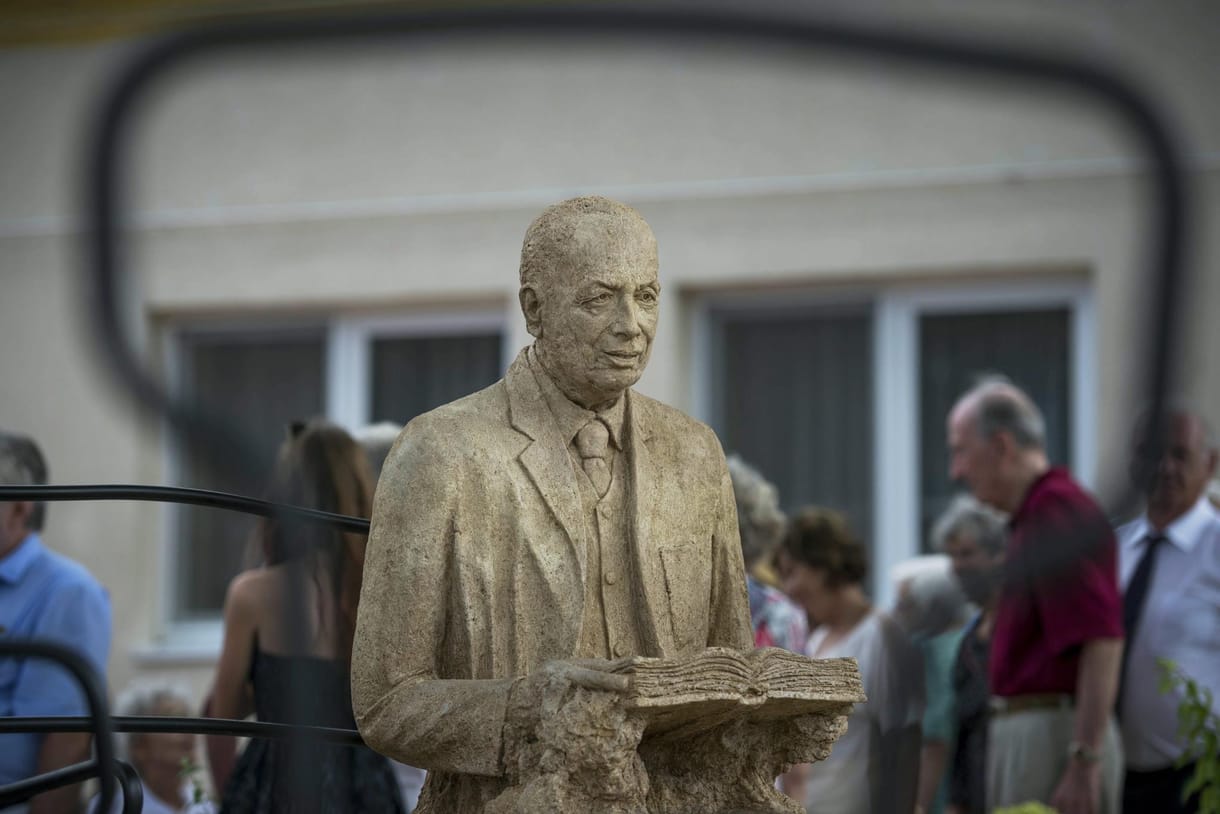 Szobrot állítottak Mádl Ferencnek szülőfalujában