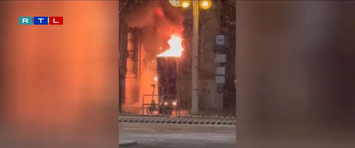 Lángok csaptak fel a Blaha Lujza téri Lidl raktárában – videó