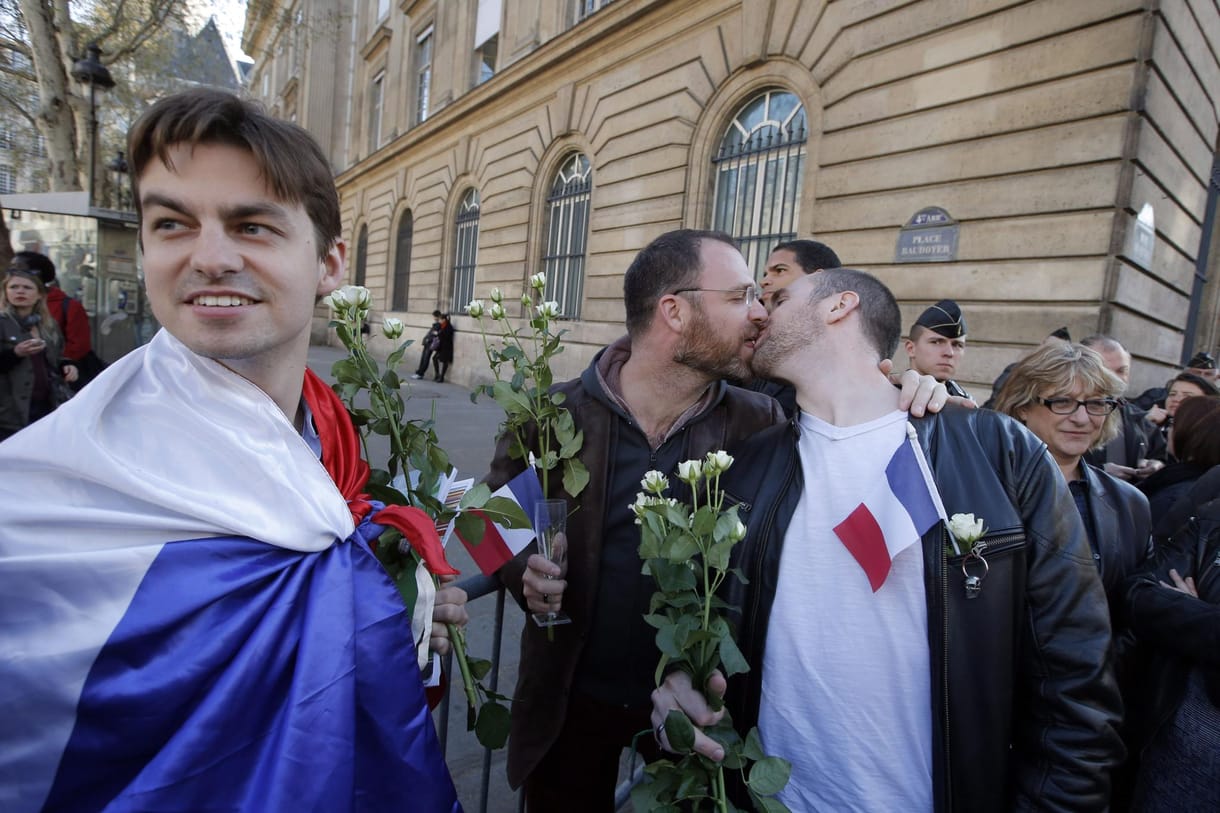 Június közepétől köthetik az első melegházasságokat Franciaországban