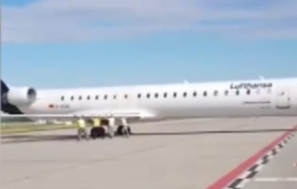 Négy ember tologatott egy utasokkal teli Lufthansa-gépet Ferihegyen