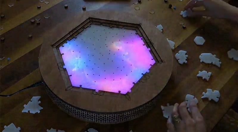 Ez a különleges puzzle fényjátékkal jutalmazza, ha jó helyre teszi a darabokat – videó