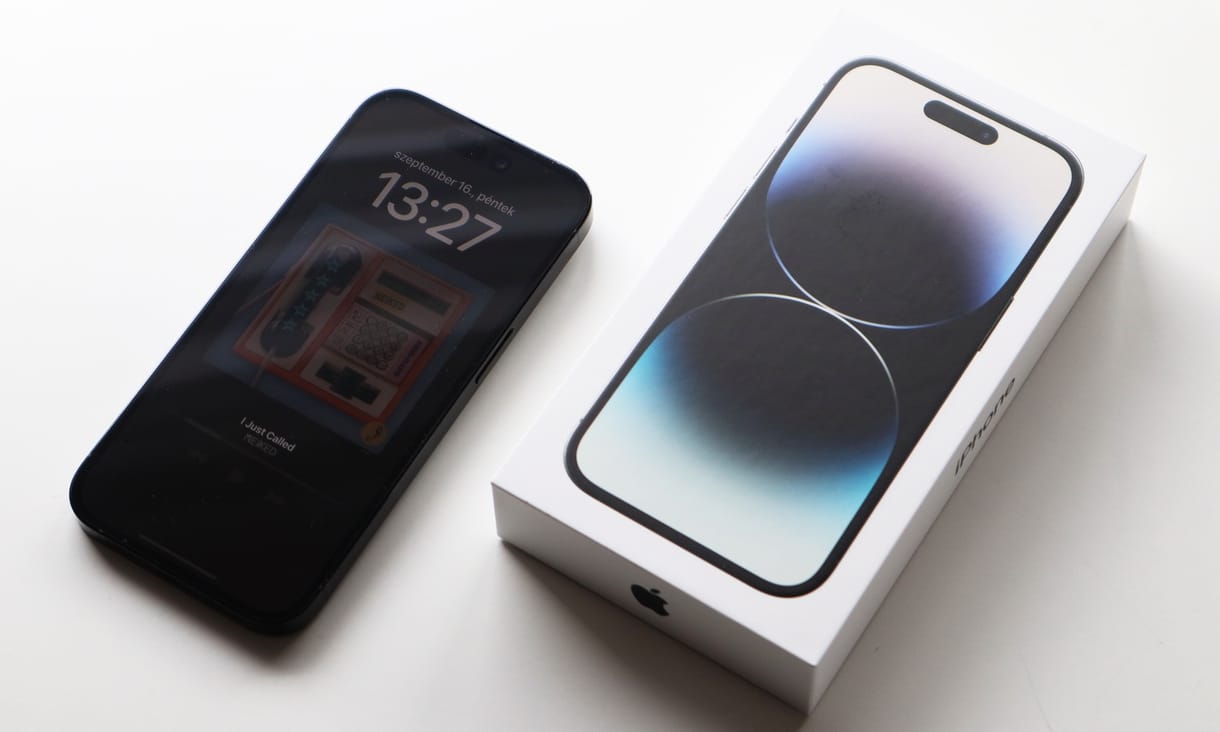 Nagy újítást hozhat az iOS 17: okoskijelzővé alakulnak majd az iPhone-ok, amikor lezárjuk a képernyőt