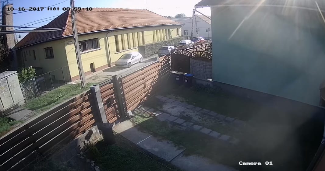 Kertbe hajigálta a budapesti postás a csomagokat – videó