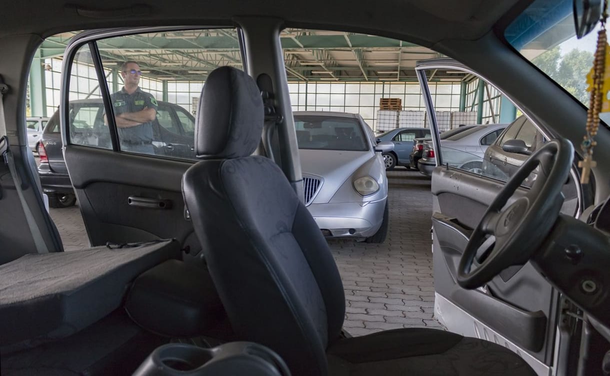 Egy zacskó kokaint és két karton cigit találtunk Röszkén