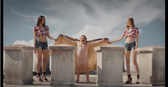 A KFC meztelen törpés videóval hergel Romániában
