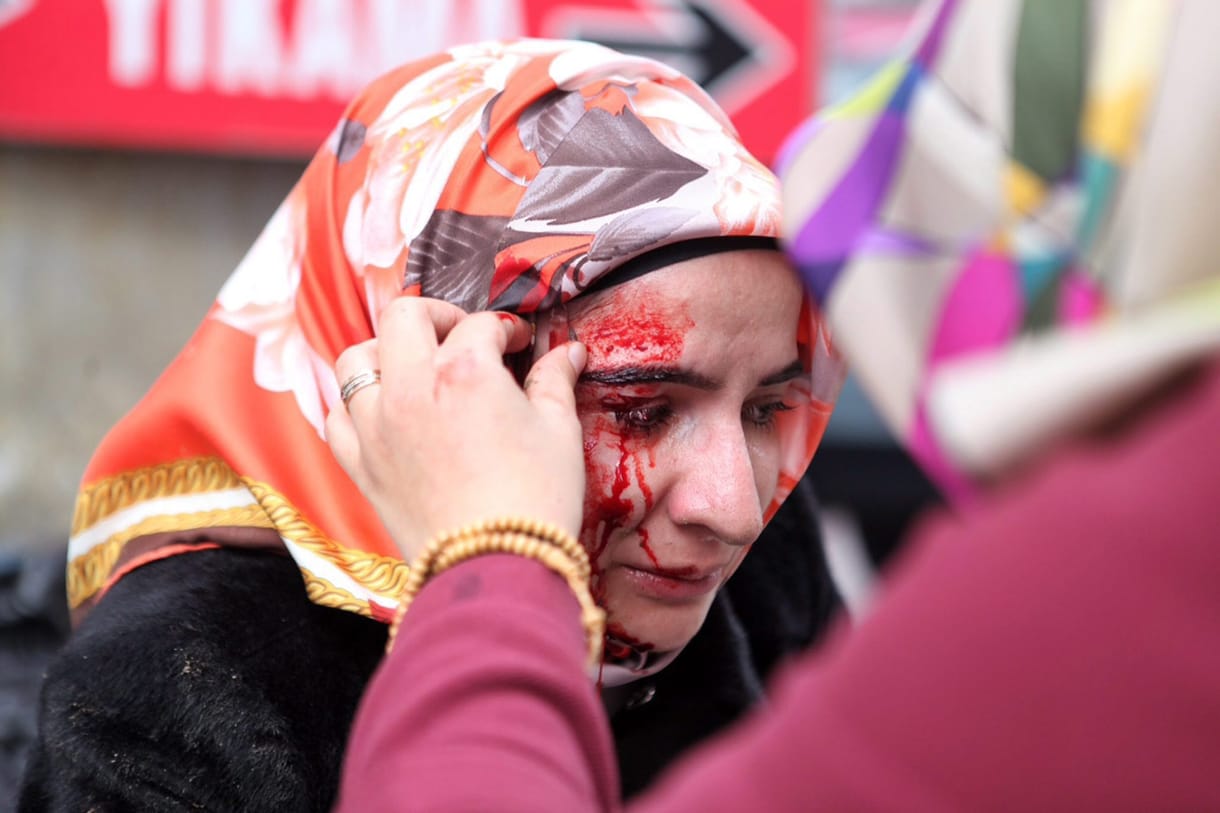 Fotók: Véres tüntetésbe torkollt Erdoganék újságostroma