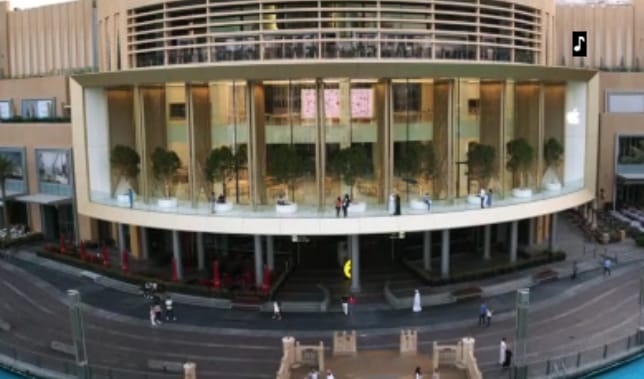 Dubajban is szenzáció: fotók és videó a legújabb Apple-boltról