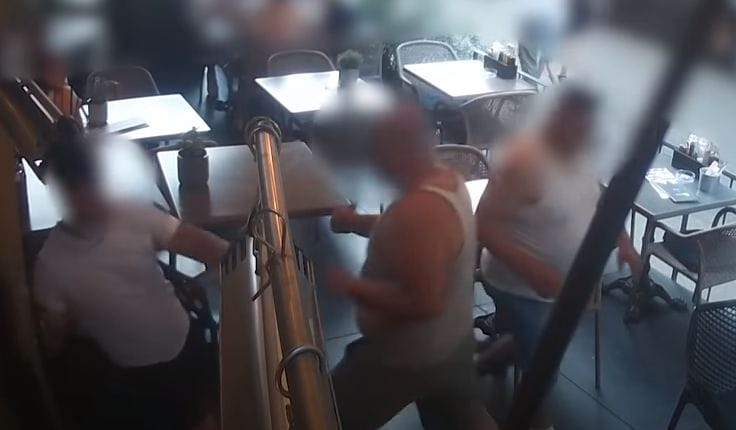 Videó: Bokszmeccsé fajult két férfi vitája egy pécsi belvárosi étteremben