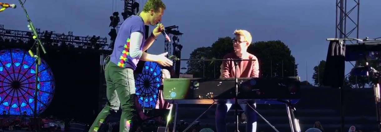 Együtt játszott a Coldplay a színpadra felhívott rajongóval