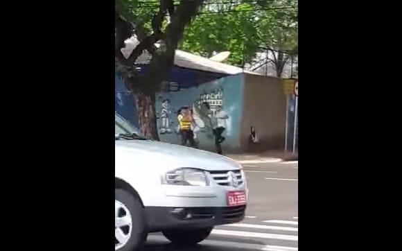 Milyen világ, ahol kocsik elé rúgják a traffizó rendőrt?