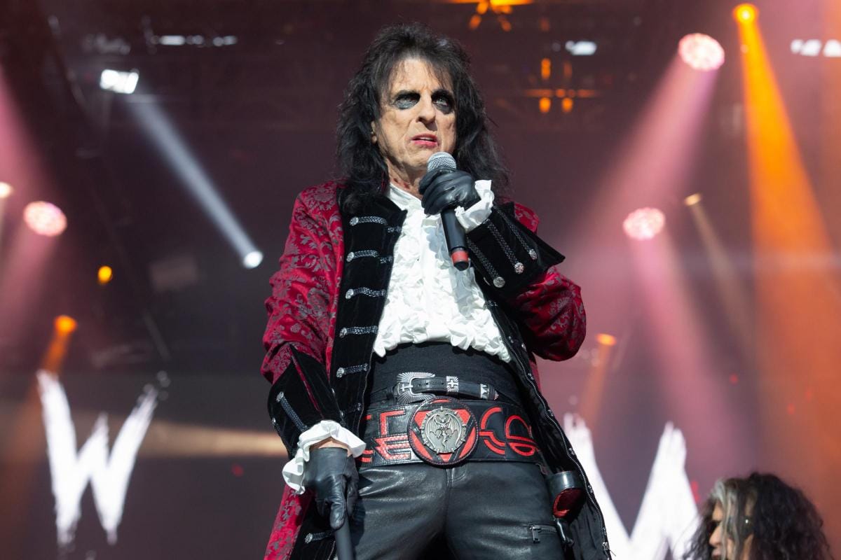 A Hollywood Vampires közölte, hogy a szlovákiai koncertet nem azért mondták le, amiért a budapestit