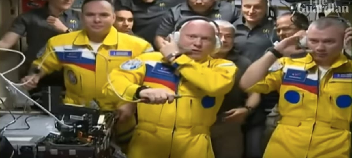 Az ukrán zászló színeit idéző ruhában érkeztek meg a Nemzetközi Űrállomásra az orosz űrhajósok
