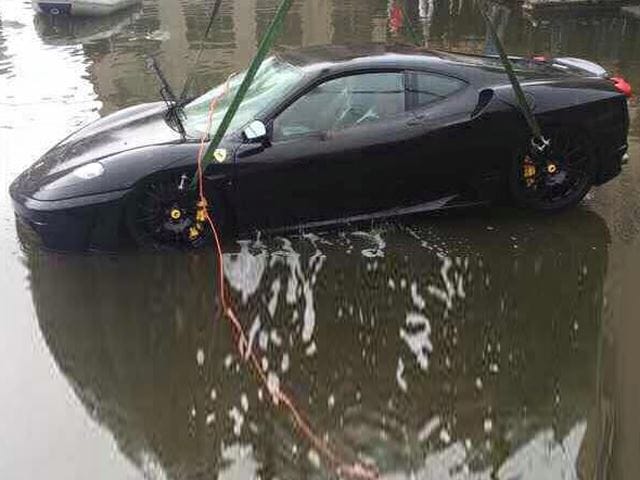 Folyóba hajtott és ott is hagyta Ferrari F430-asát egy kínai