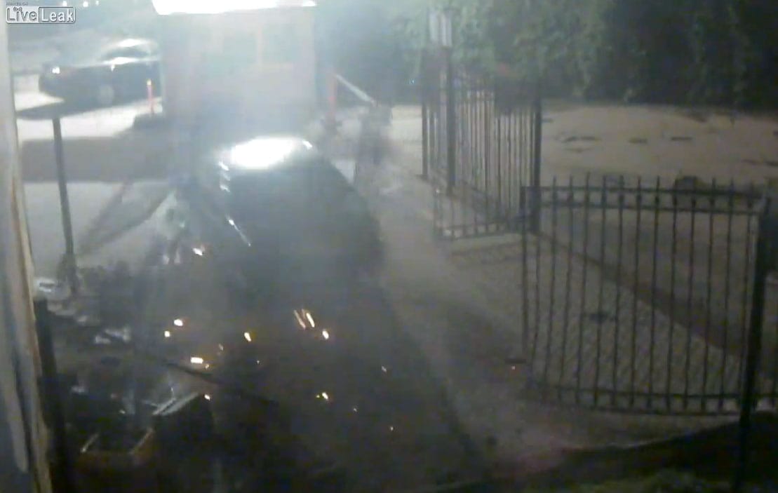 Nem volt akadály a dupla kerítés a részeg BMW-snek - videó