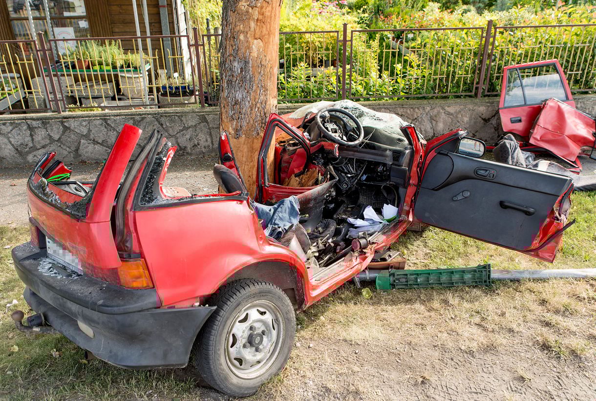 Fotókon a győrújfalui halálos baleset, amelyben egy Suzuki csapódott egy fának