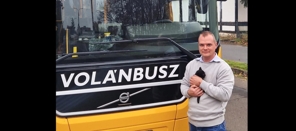 Kismacskát mentett Gyula sofőr egy busz padlója alól, 300 kilométert utazott a cica