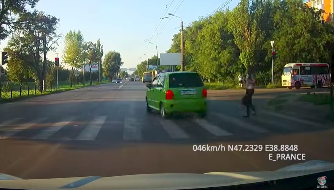 Videó: Piroson hajtott át az autós, majdnem elütötte a gyalogost – de a legrosszabb csak ezután következett