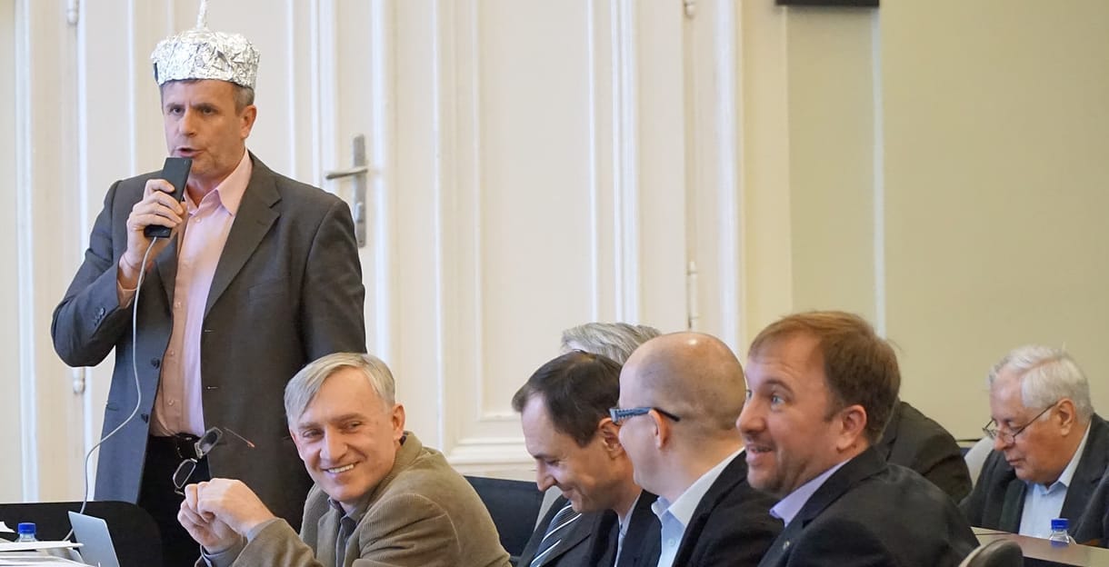 Ufók és Soros – Alufóliasisakban szólalt fel a DK-képviselő a debreceni közgyűlésen