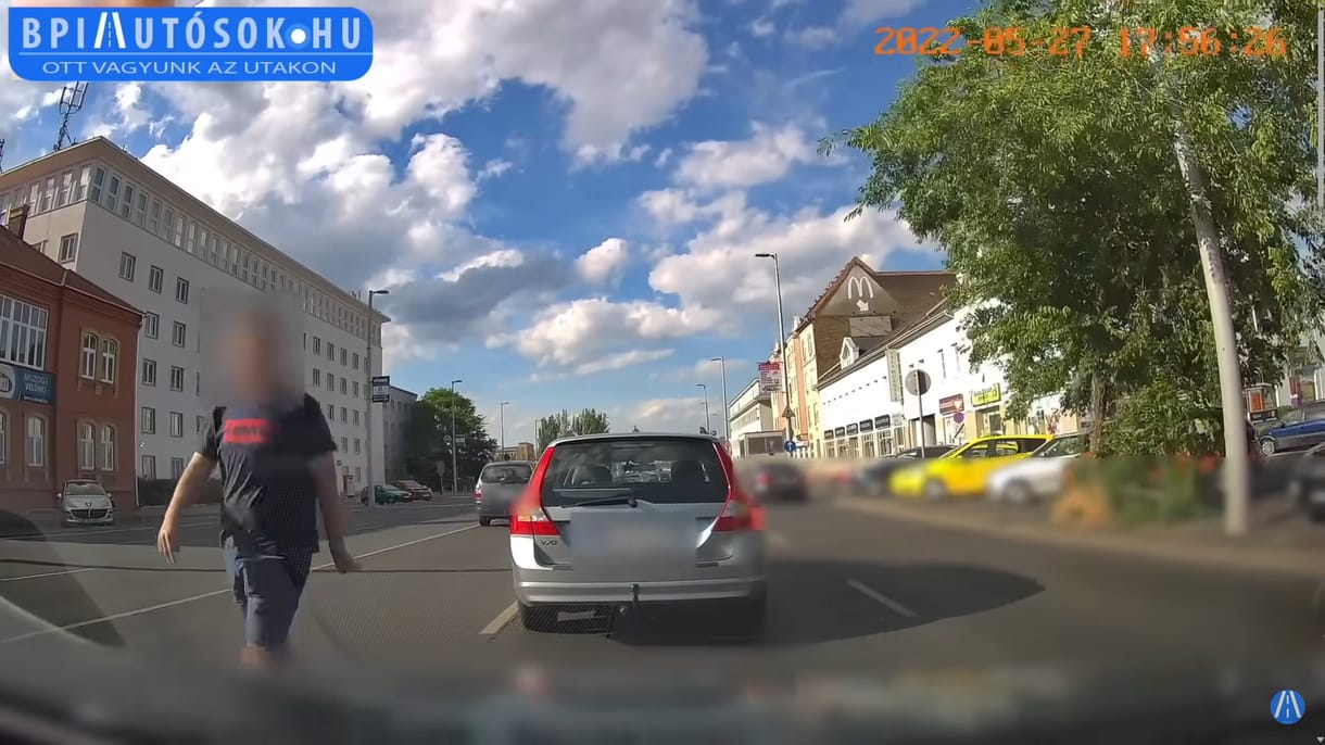 Büntetőfékezés után a másik autó ablakát próbálta szétverni, majd a saját igazát bizonygatta egy sofőr