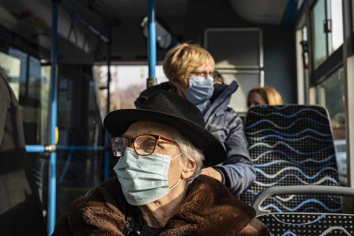 Hétfőtől megszűnnek a járványügyi korlátozások, de más van a rendeletben, mint amit előre bejelentettek