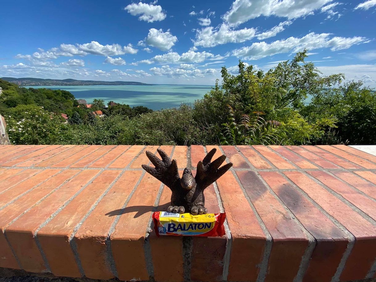 Gombóc Artúr szobrot kapott a Balatonnál