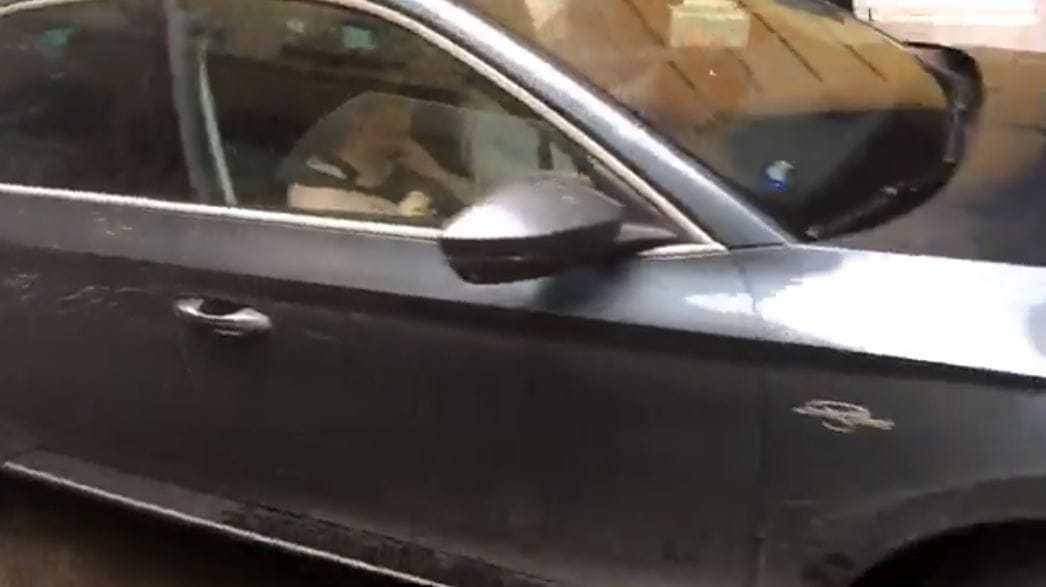 Kósa Lajos autója beszorult a városháza kapujába, ahogy menekült az újságírók elől