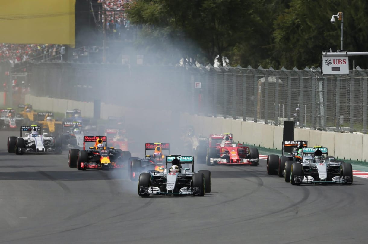 Hamilton újabb futamgyőzelmével utolérte Prostot