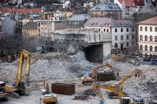 Kétmilliárdból bontották le a Margit körúti irodaházat, de titkos, mire ment el a pénz