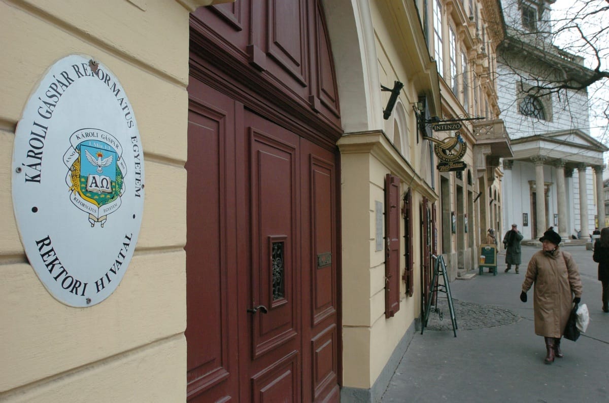 Szóban már felmondtak több bölcsészoktatónak a Károli Gáspár Református Egyetemen