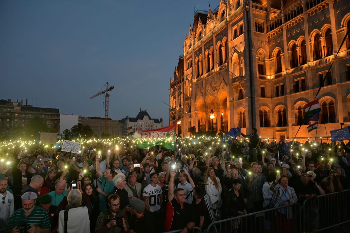 Nem hagyhatjuk, hogy olyan legyen az ország, mint Felcsút - újra tüntettek Orbánék ellen