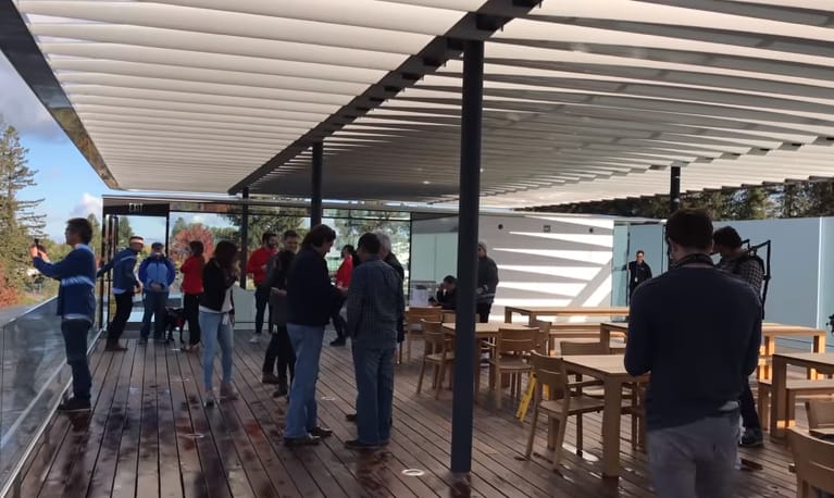 Videó: megnyitotta kapuit az Apple Park látogatói központja