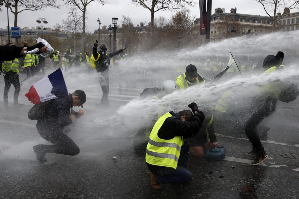 A francia tüntetések miatt szigorít a láthatósági mellények kereskedelmén Egyiptom