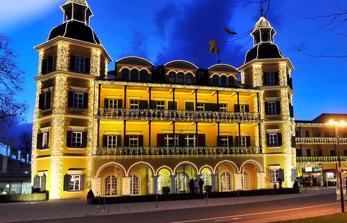Videó: ez az osztrák hotel fullon van, százmilliós autókkal